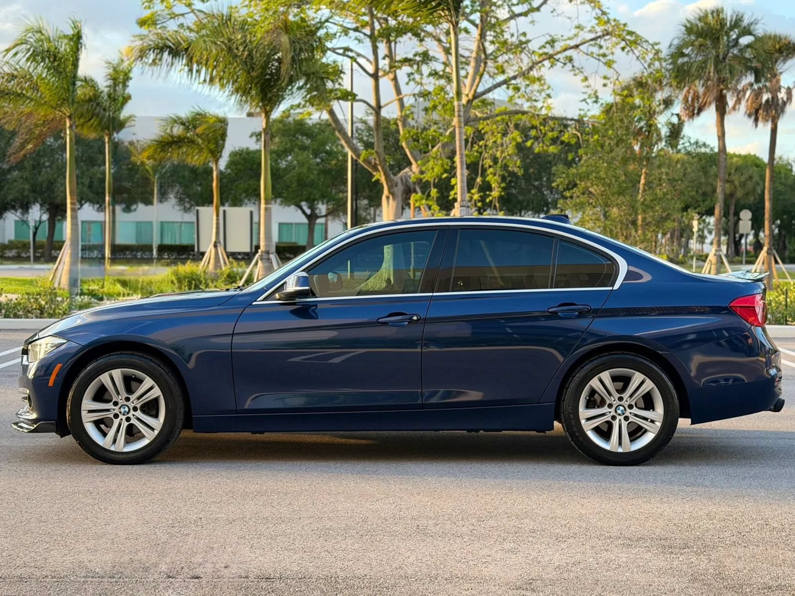 Used 2018 BMW 330i xDrive Sedan AWD/4WD image 8