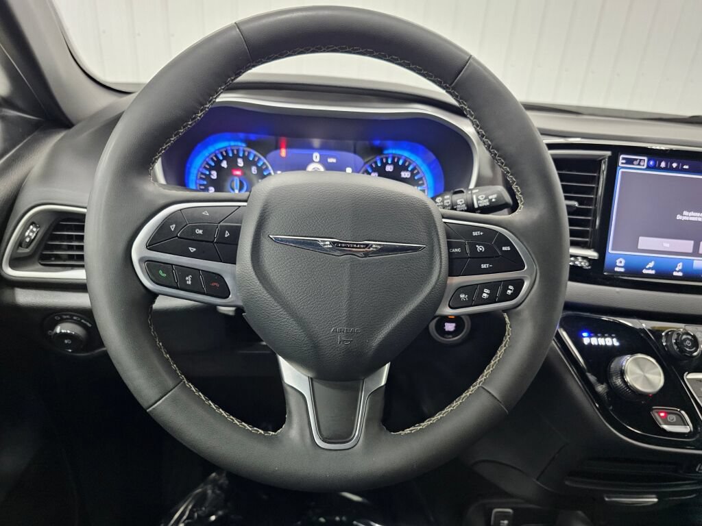 Used 2025 Chrysler Pacifica Select FWD image 14