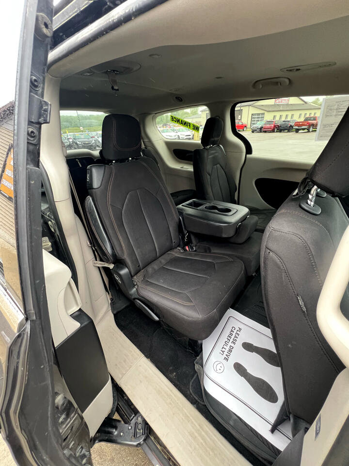 Used 2017 Chrysler Pacifica Touring image 12