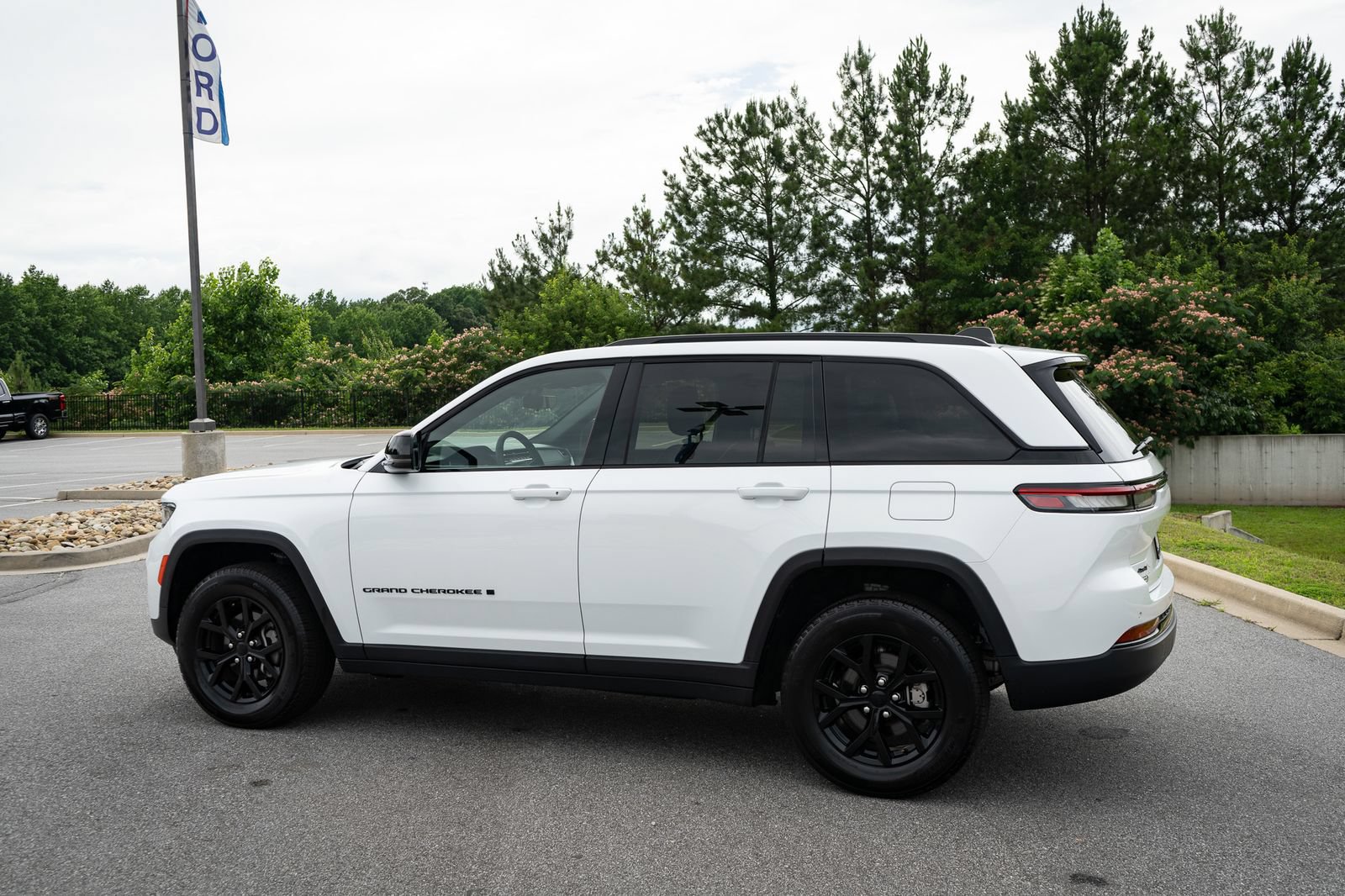 Used 2025 Jeep Grand Cherokee Altitude AWD/4WD image 7