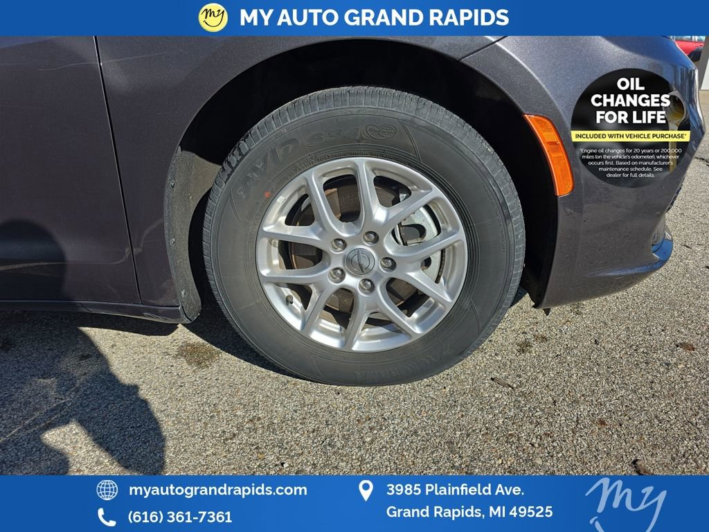 Used 2023 Chrysler Pacifica Touring-L image 37