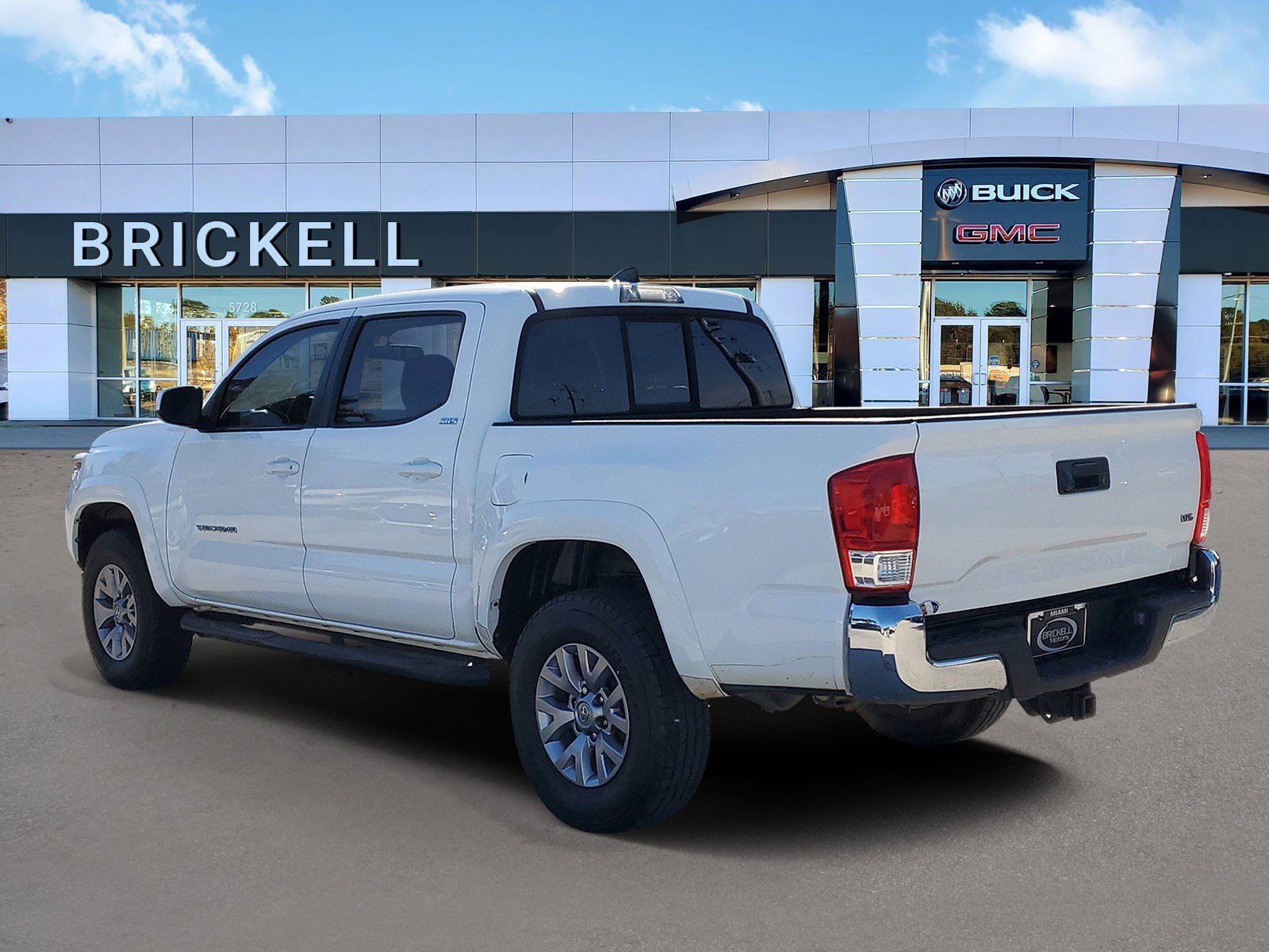 Used 2017 Toyota Tacoma SR5 w/ Tow Package image 9