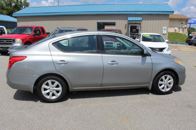 Used 2014 Nissan Versa SV image 2