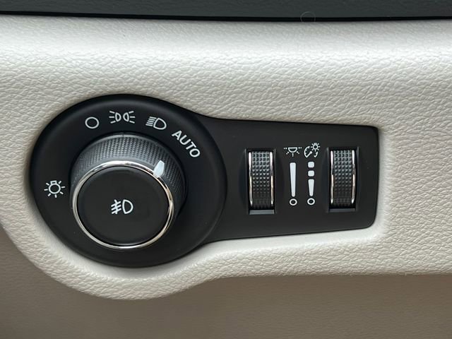 Used 2018 Chrysler Pacifica Touring-L image 18