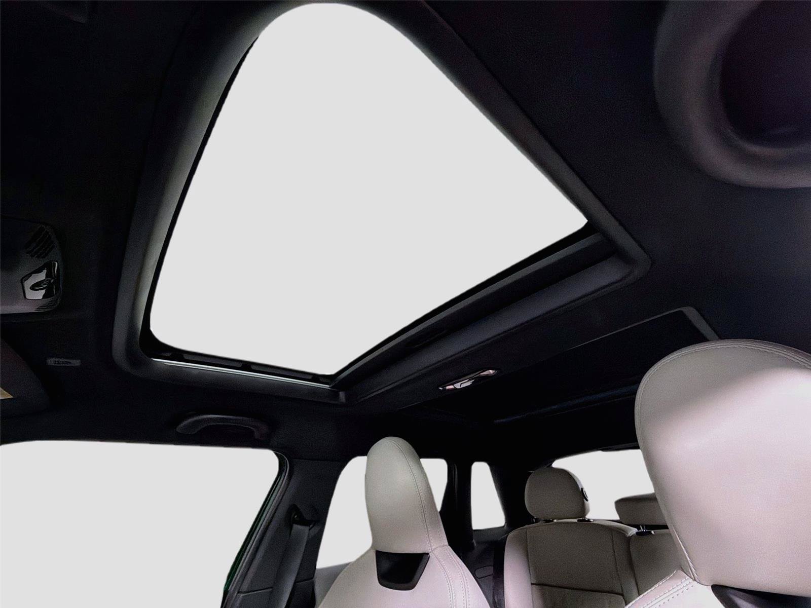 Used 2025 MINI Cooper 4-Door Hardtop FWD image 18
