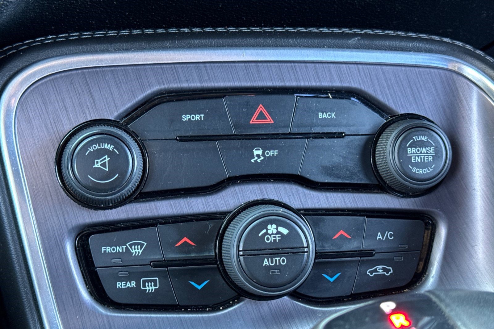 Used 2015 Dodge Challenger SXT image 17