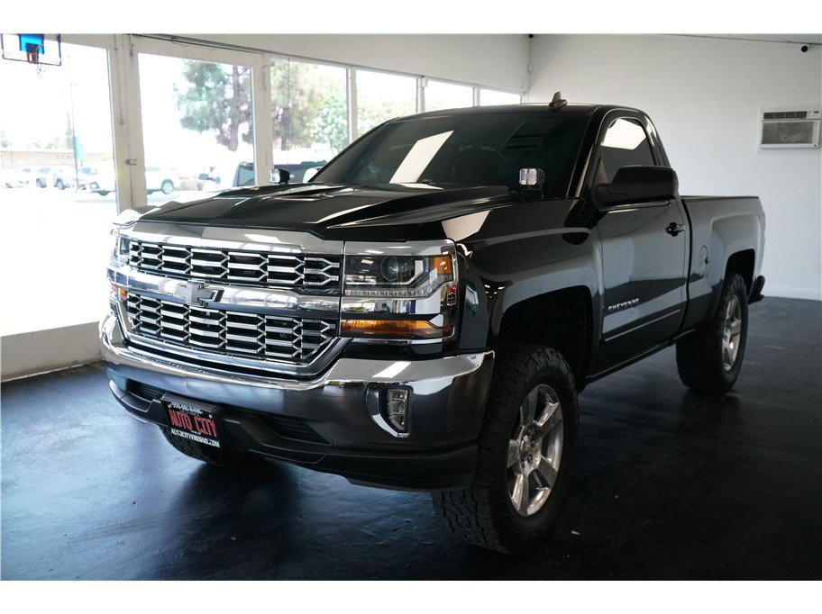Used 2018 Chevrolet Silverado 1500 LT w/ LT Convenience Package image 3