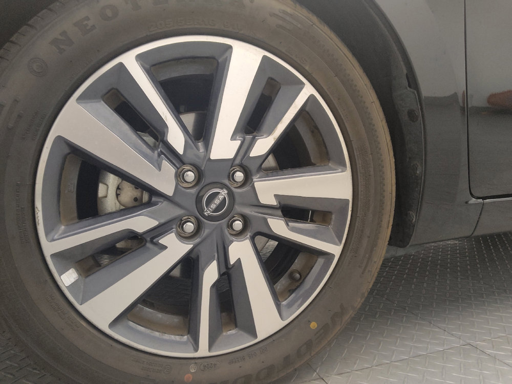 Used 2023 Nissan Versa SV image 31