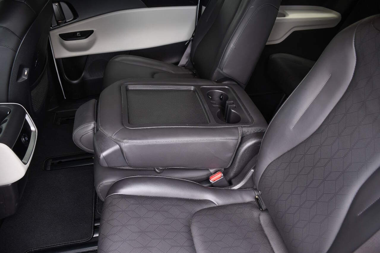 Used 2024 Kia Carnival LX FWD image 19