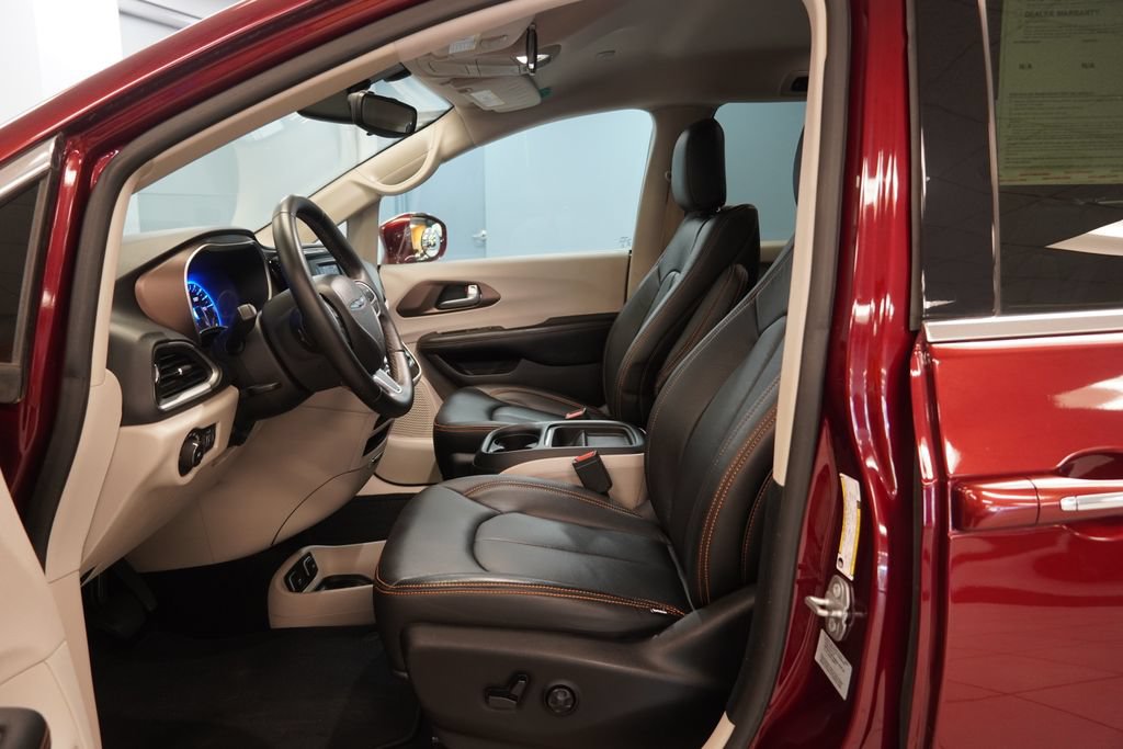 Used 2017 Chrysler Pacifica Touring-L FWD image 5