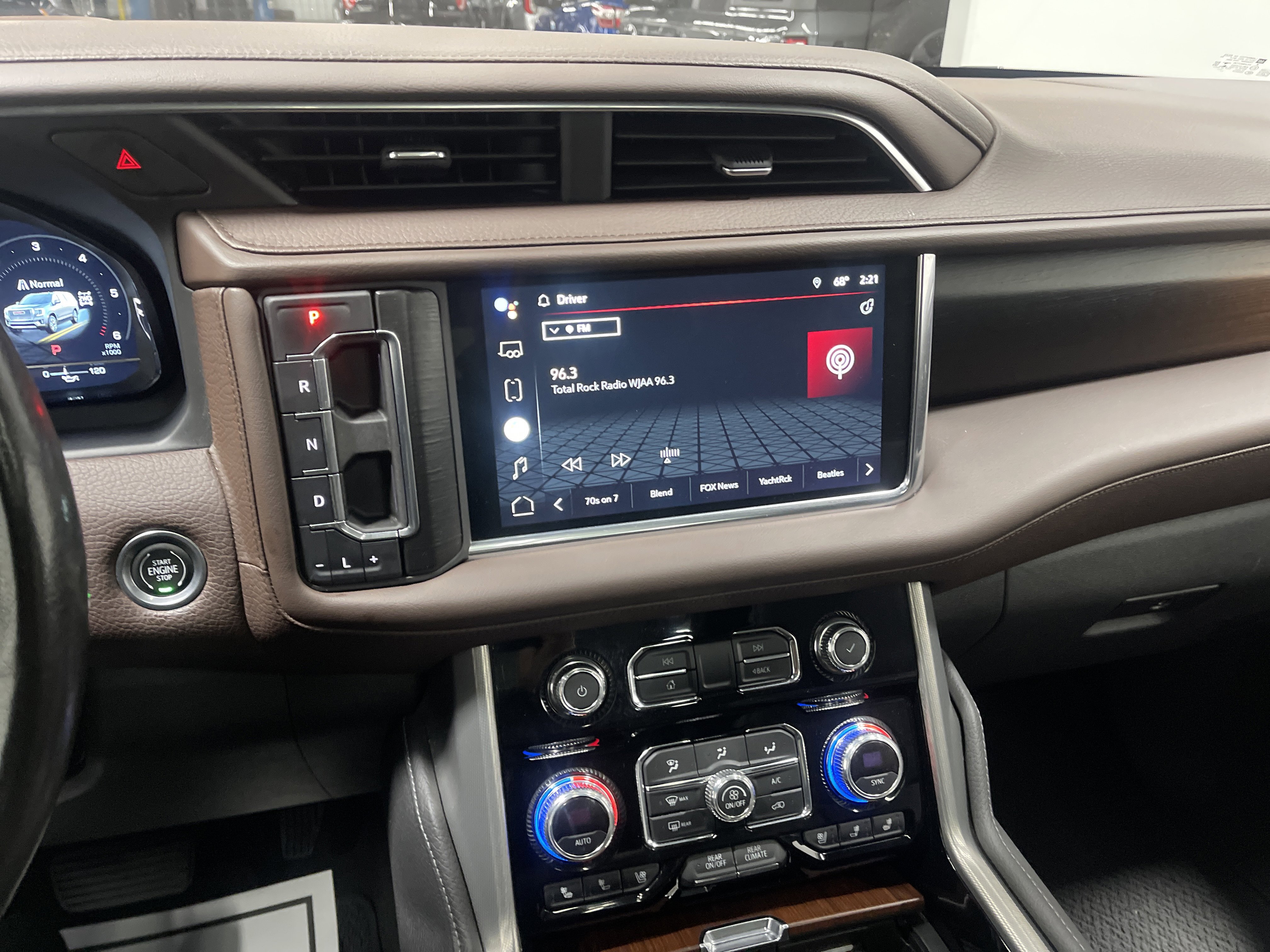 Used 2022 GMC Yukon Denali w/ Advanced Technology Package AWD/4WD image 29