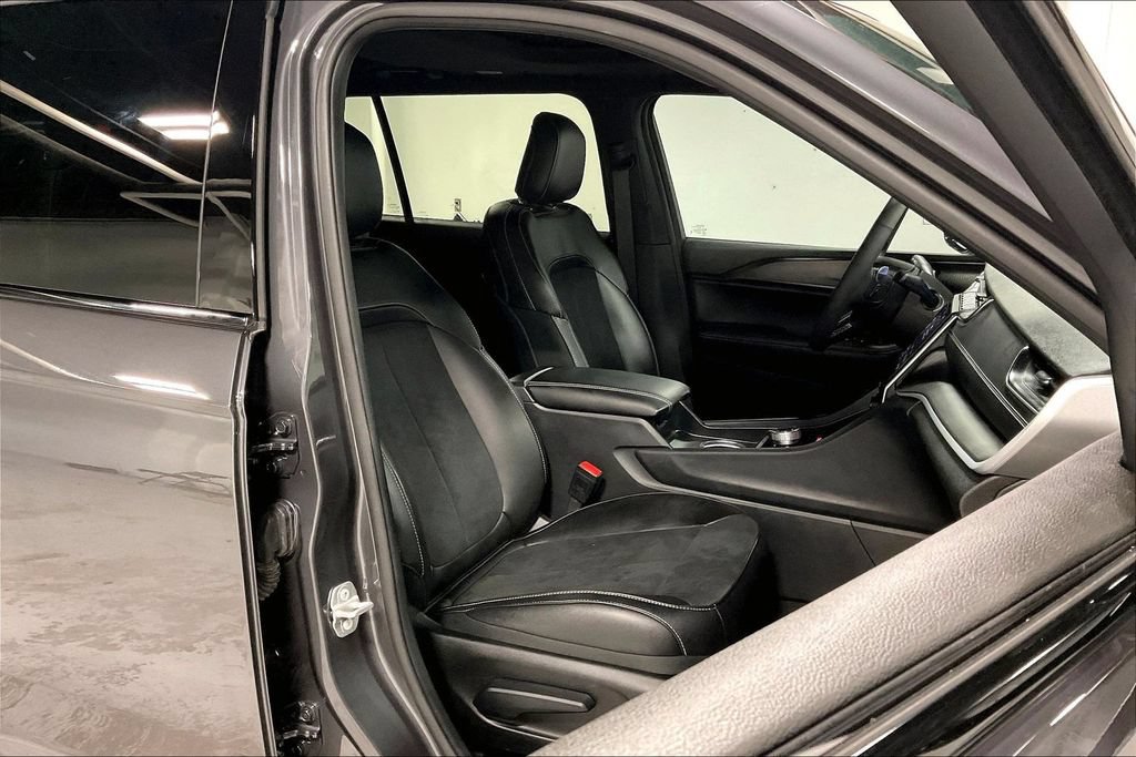 Used 2025 Jeep Grand Cherokee L Altitude AWD/4WD image 9