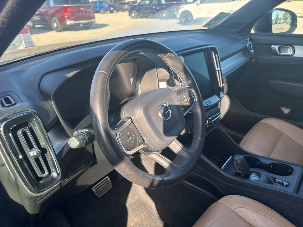 Used 2019 Volvo XC40 T5 Momentum image 8