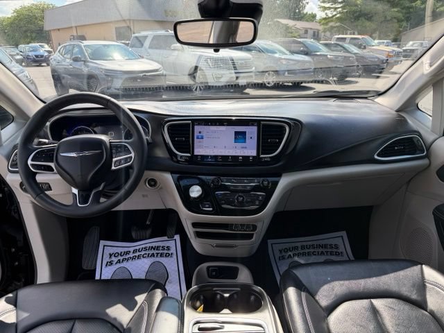 Used 2024 Chrysler Pacifica Touring-L FWD image 2