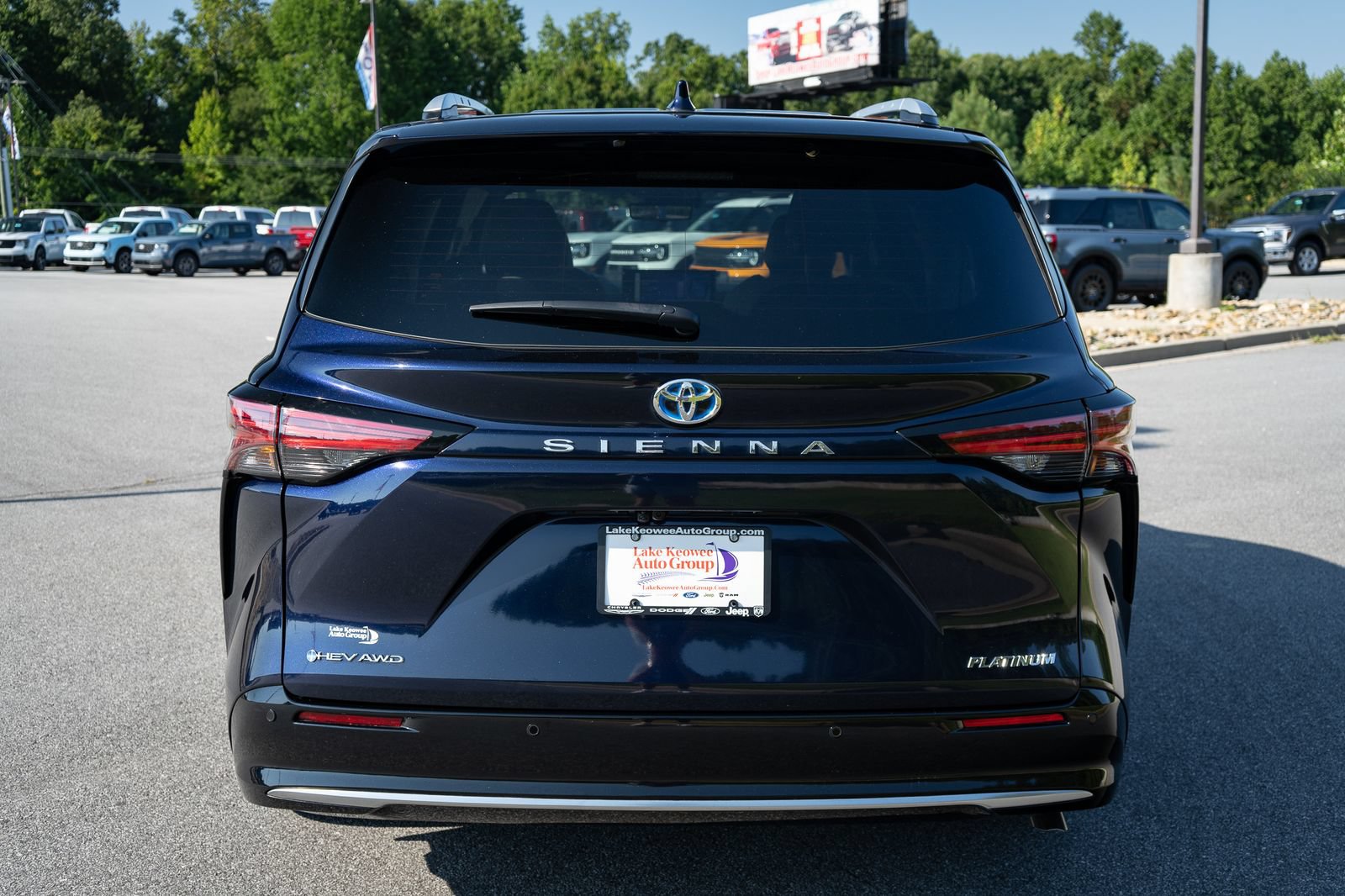 Used 2025 Toyota Sienna Platinum AWD/4WD image 8