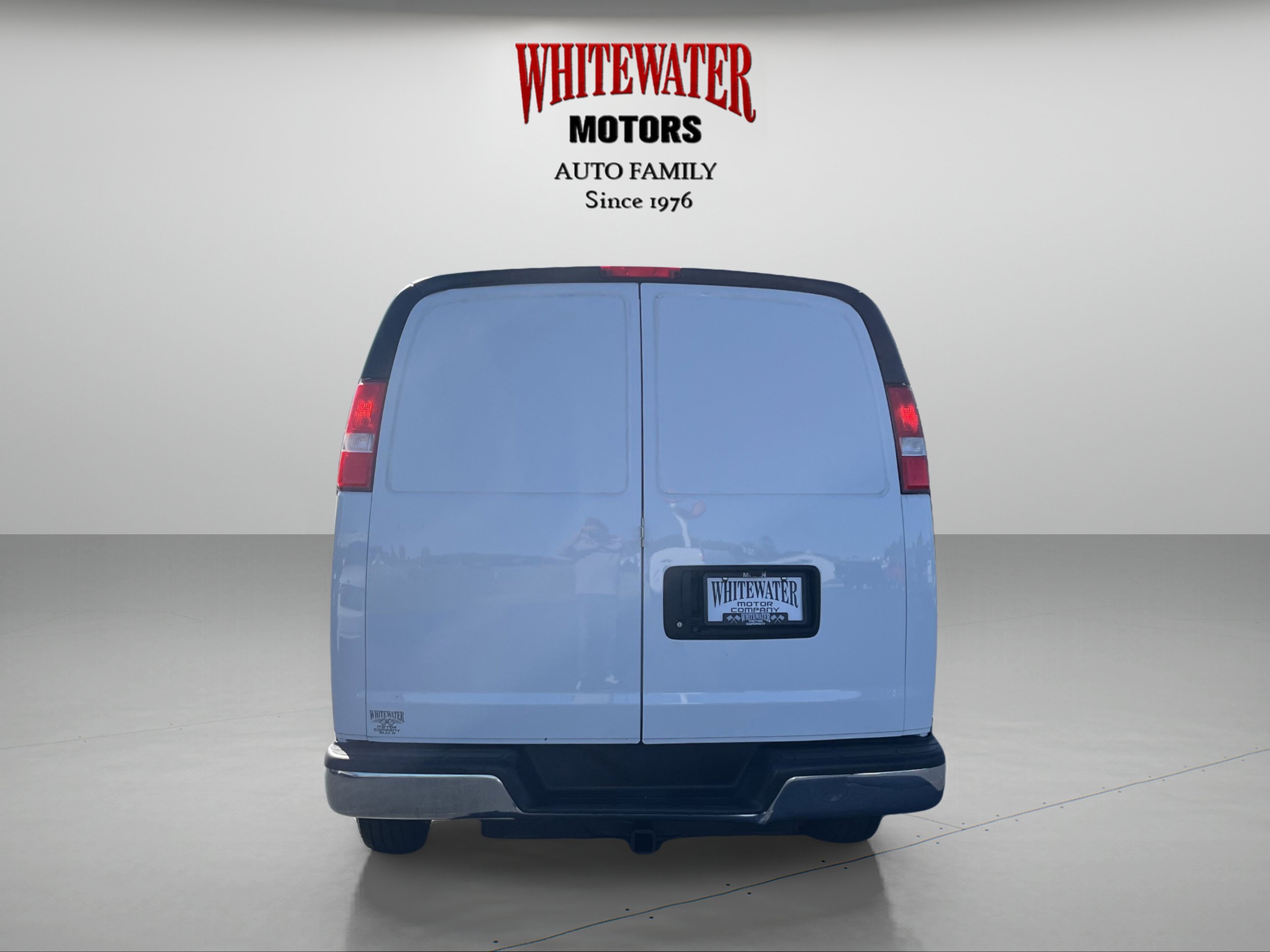 Used 2019 Chevrolet Express 3500 Extended w/ Driver Convenience Package RWD image 4