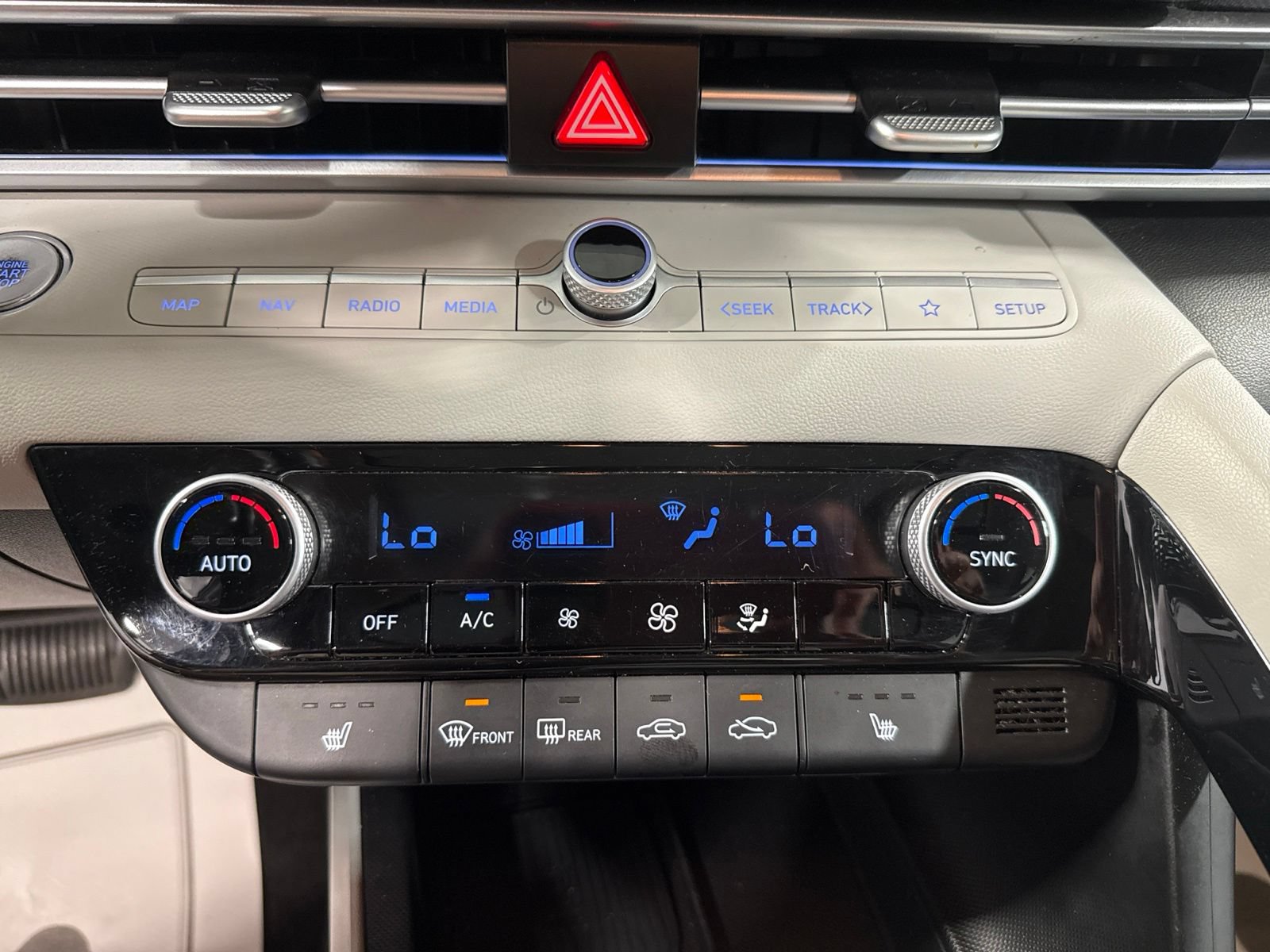 Used 2024 Hyundai Elantra Limited FWD image 31