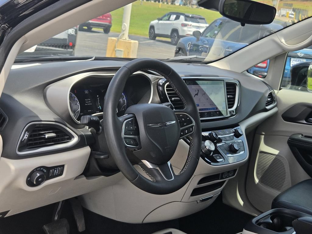 Used 2024 Chrysler Pacifica Touring-L FWD image 13