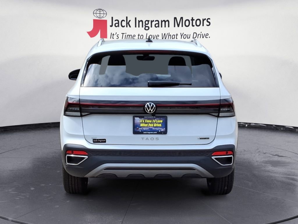 Certified 2025 Volkswagen Taos SE image 4