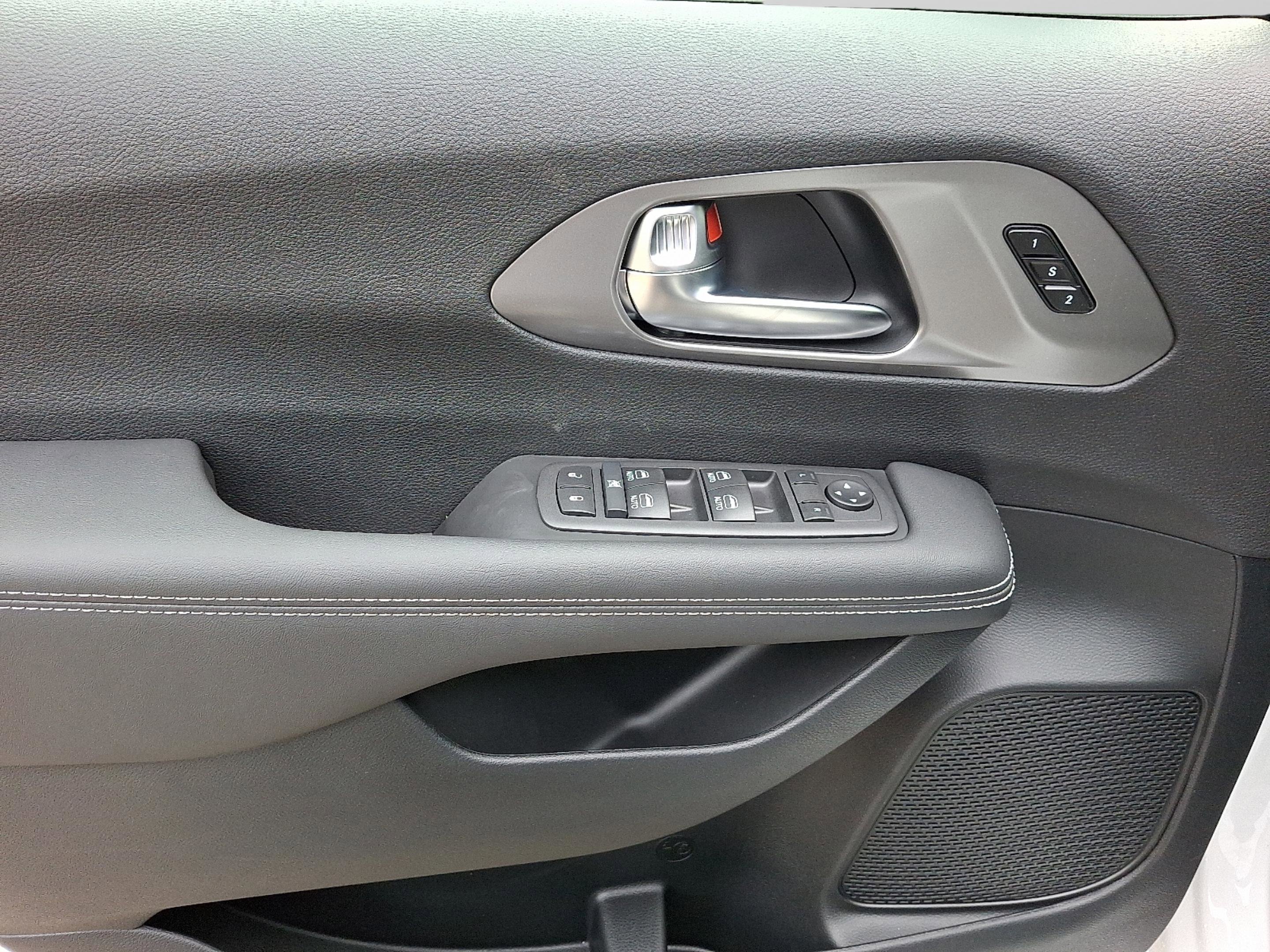 New 2026 Chrysler Pacifica Select image 8