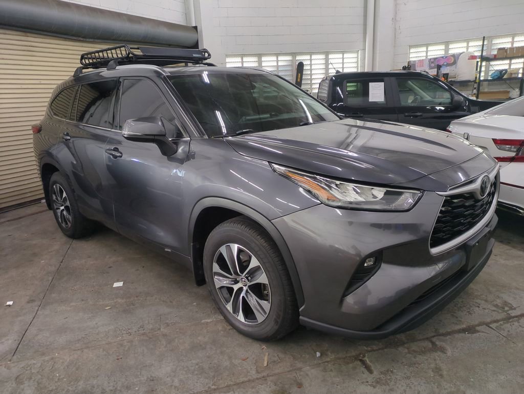 Used 2020 Toyota Highlander XLE image 2