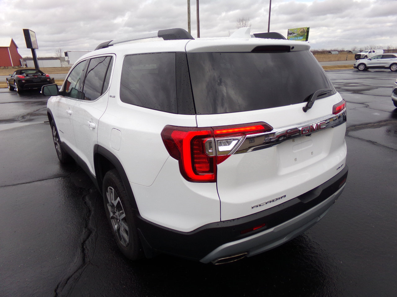 Used 2023 GMC Acadia SLE w/ Driver Convenience Package image 3