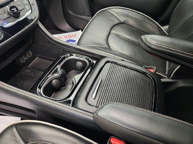 Used 2025 Chrysler Pacifica Limited FWD image 17