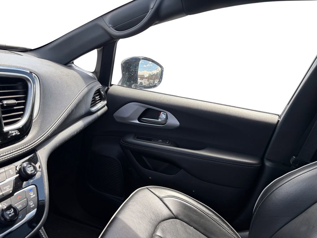 Used 2025 Chrysler Pacifica Limited FWD image 25