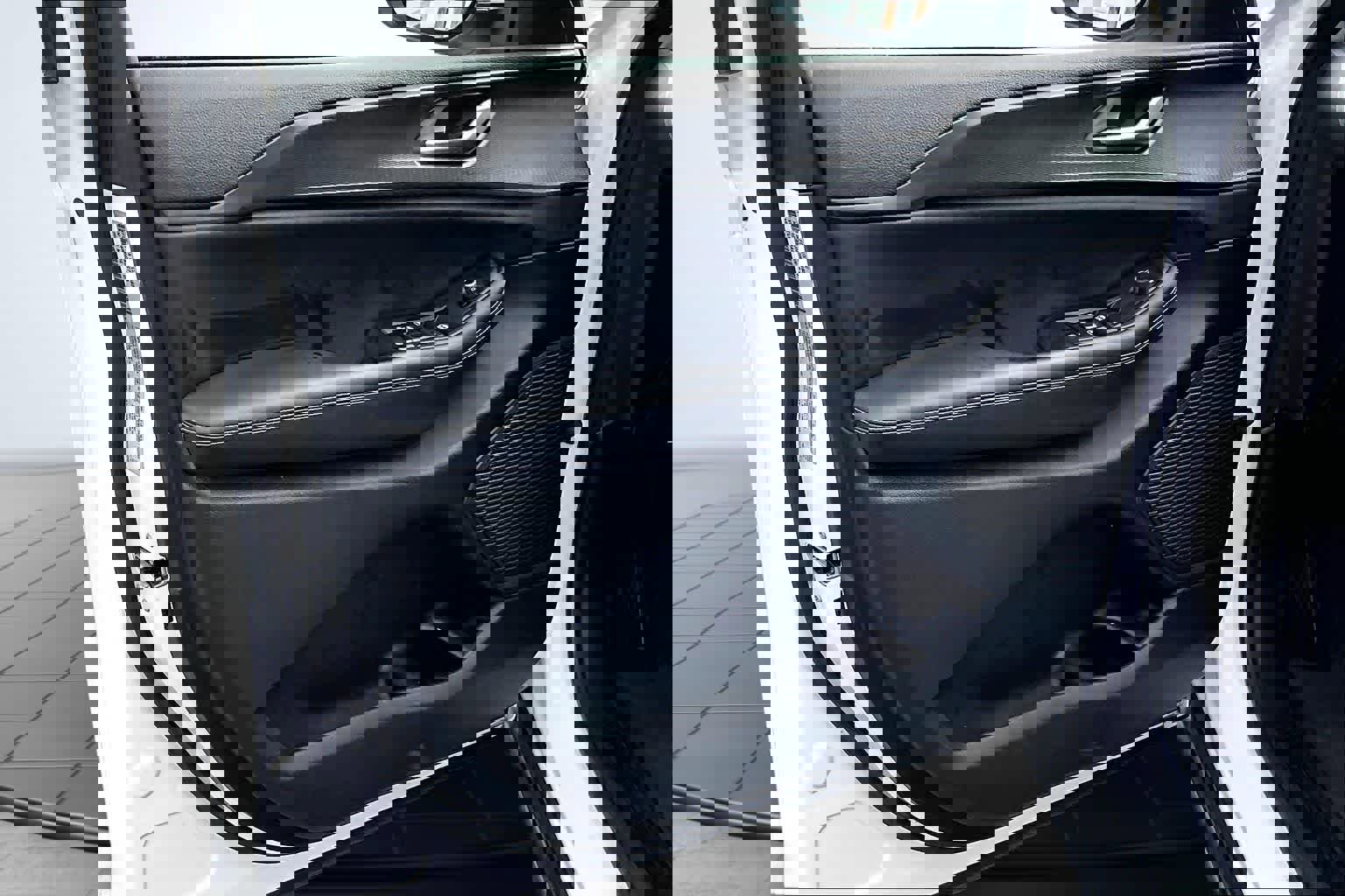 Used 2024 Jeep Grand Cherokee Laredo image 28