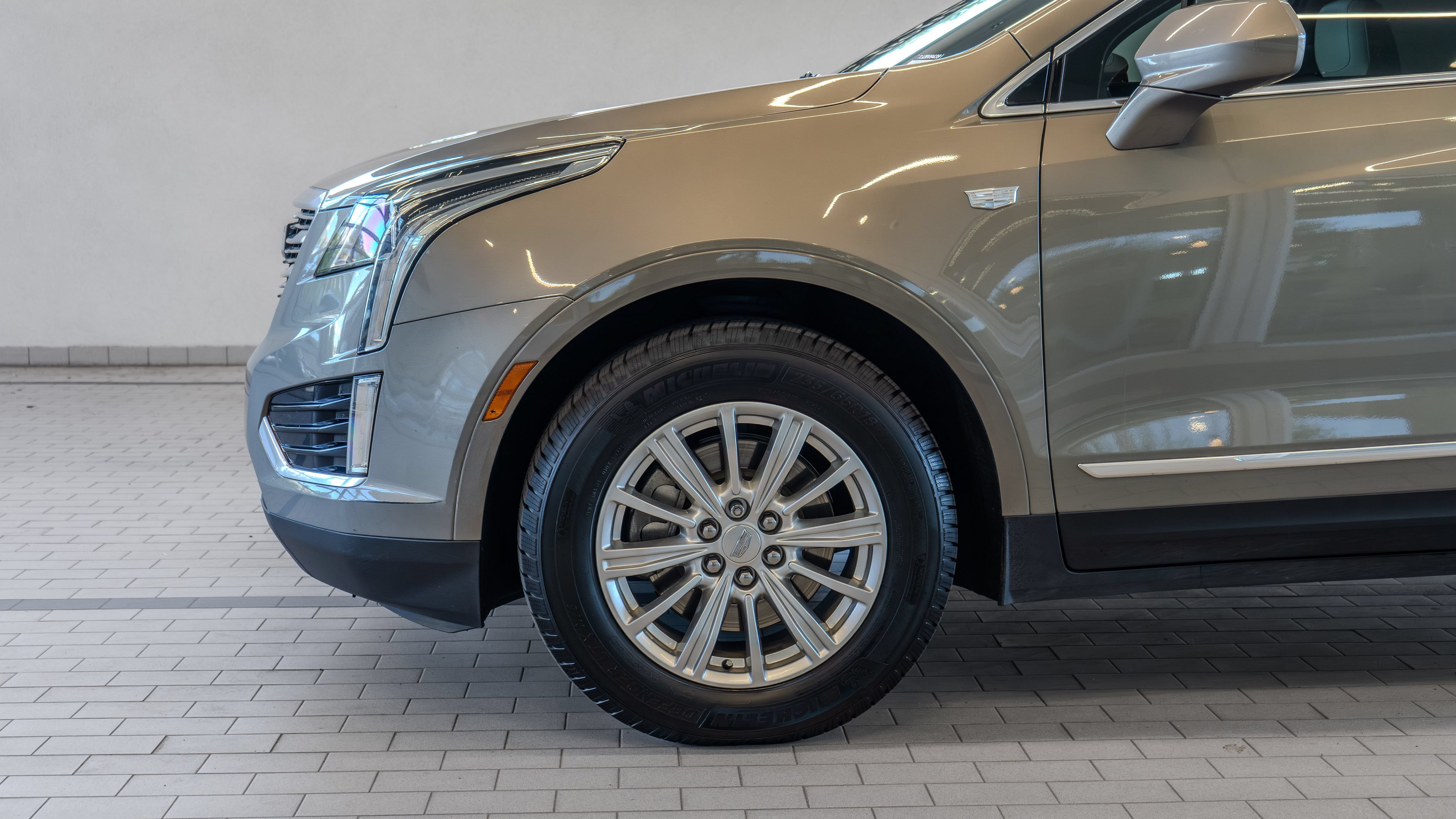 Used 2018 Cadillac XT5 FWD w/ LPO, Wheel Lock Package image 4