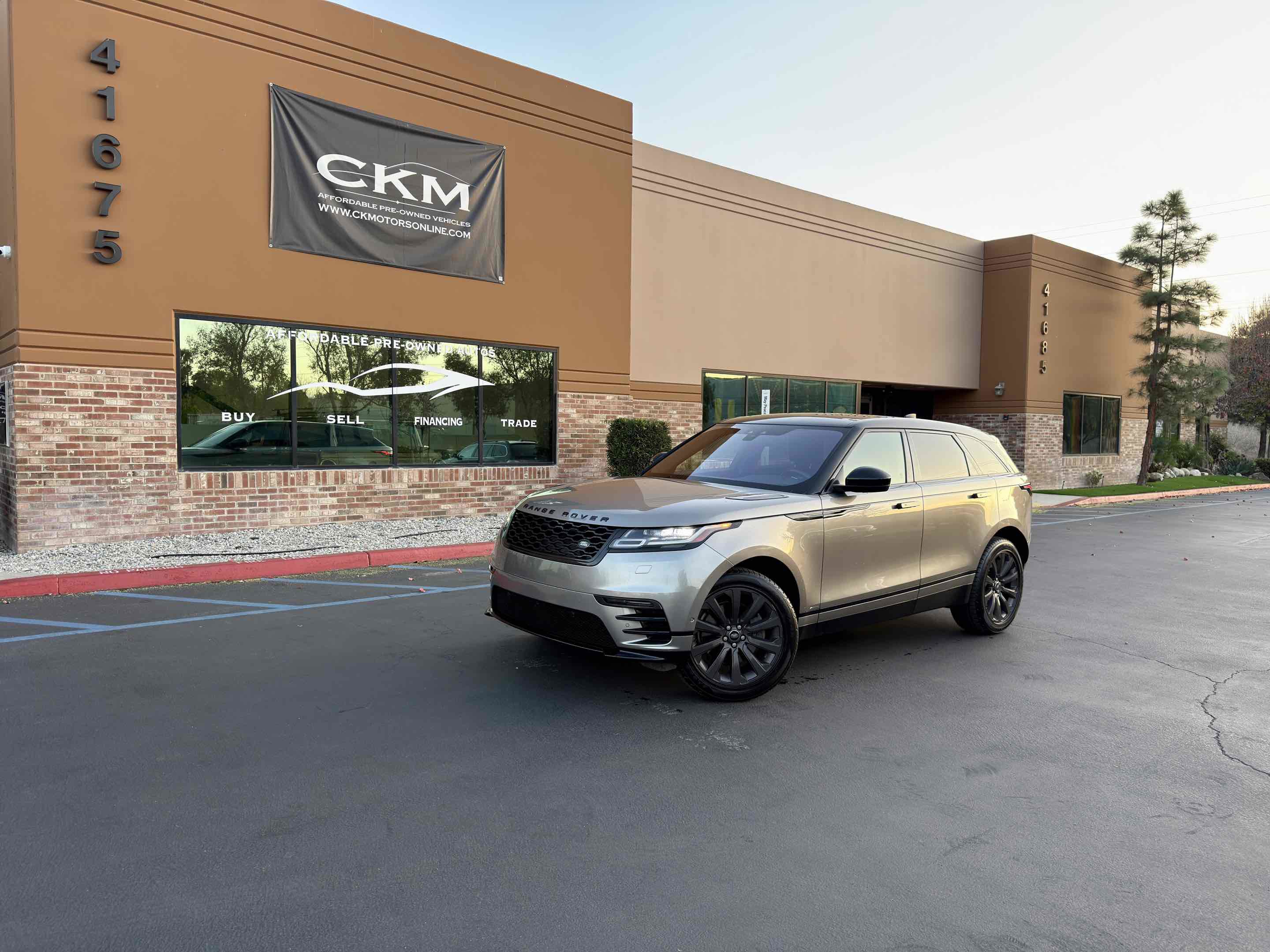 Used 2018 Land Rover Range Rover Velar R-Dynamic SE image 2