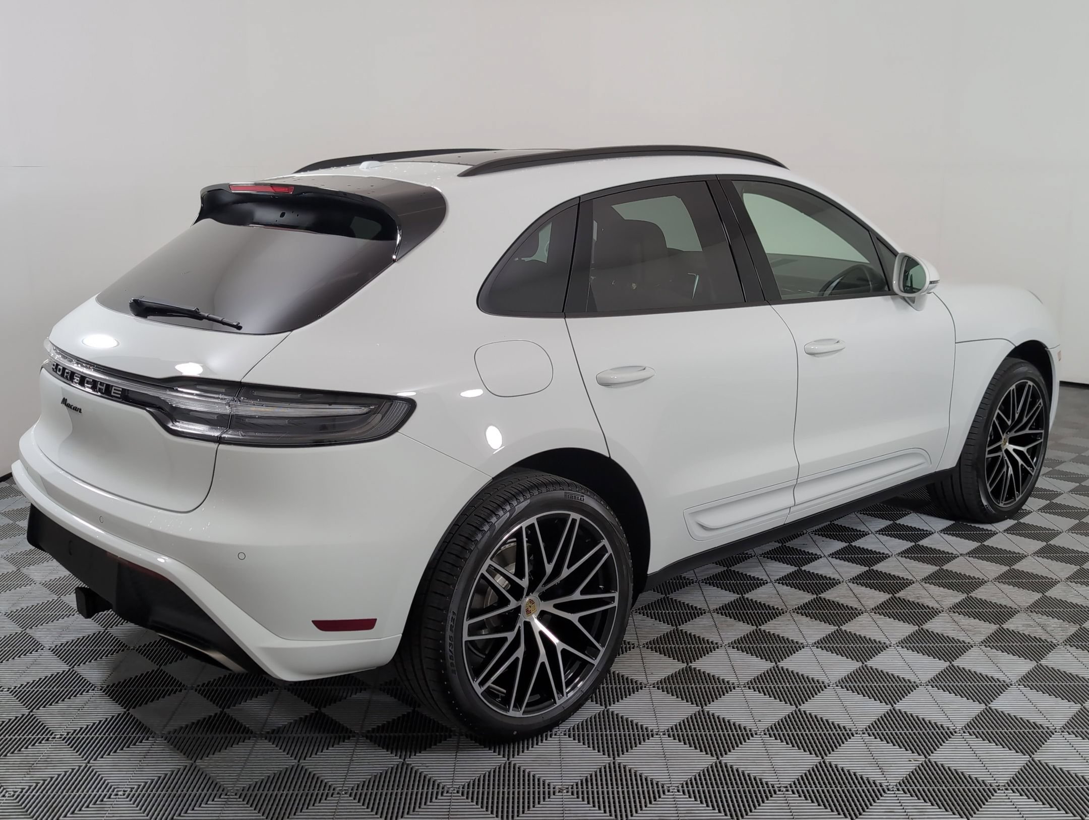 Certified 2025 Porsche Macan AWD/4WD image 8