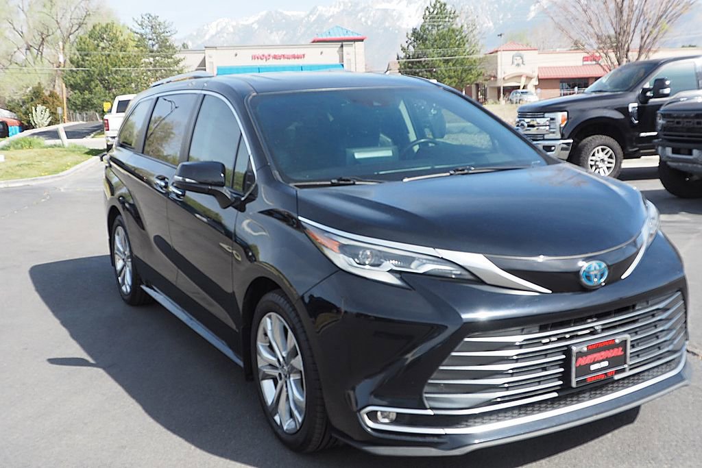 Used 2023 Toyota Sienna Platinum image 3