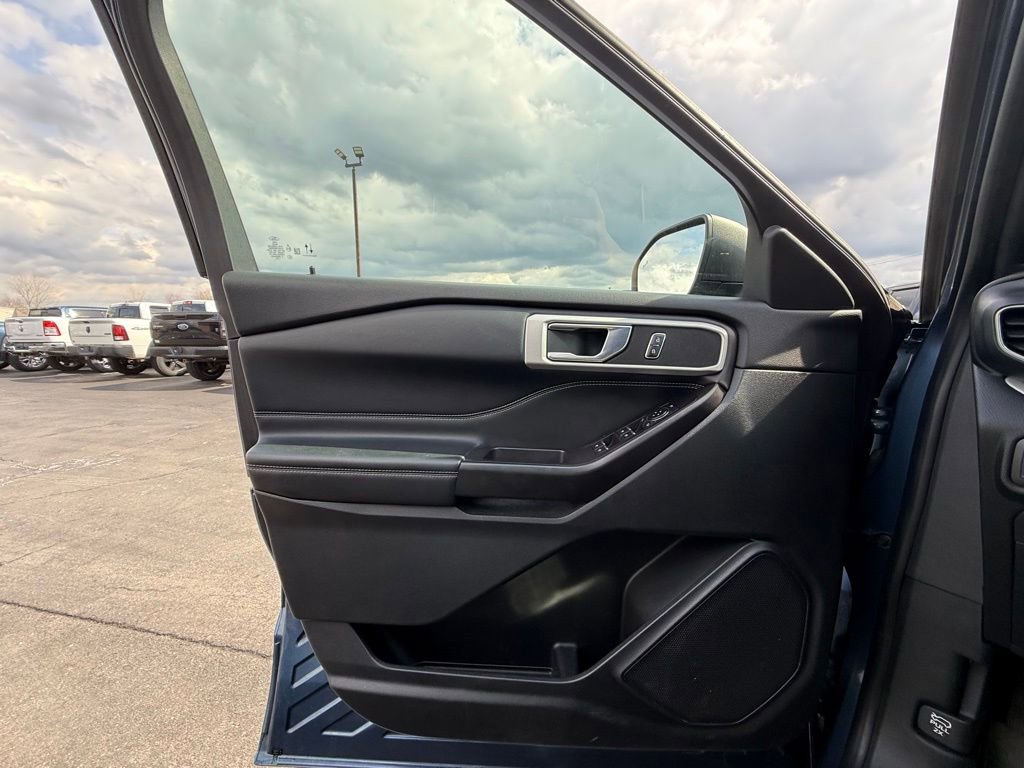 Used 2020 Ford Explorer XLT w/ Equipment Group 202A AWD/4WD image 14
