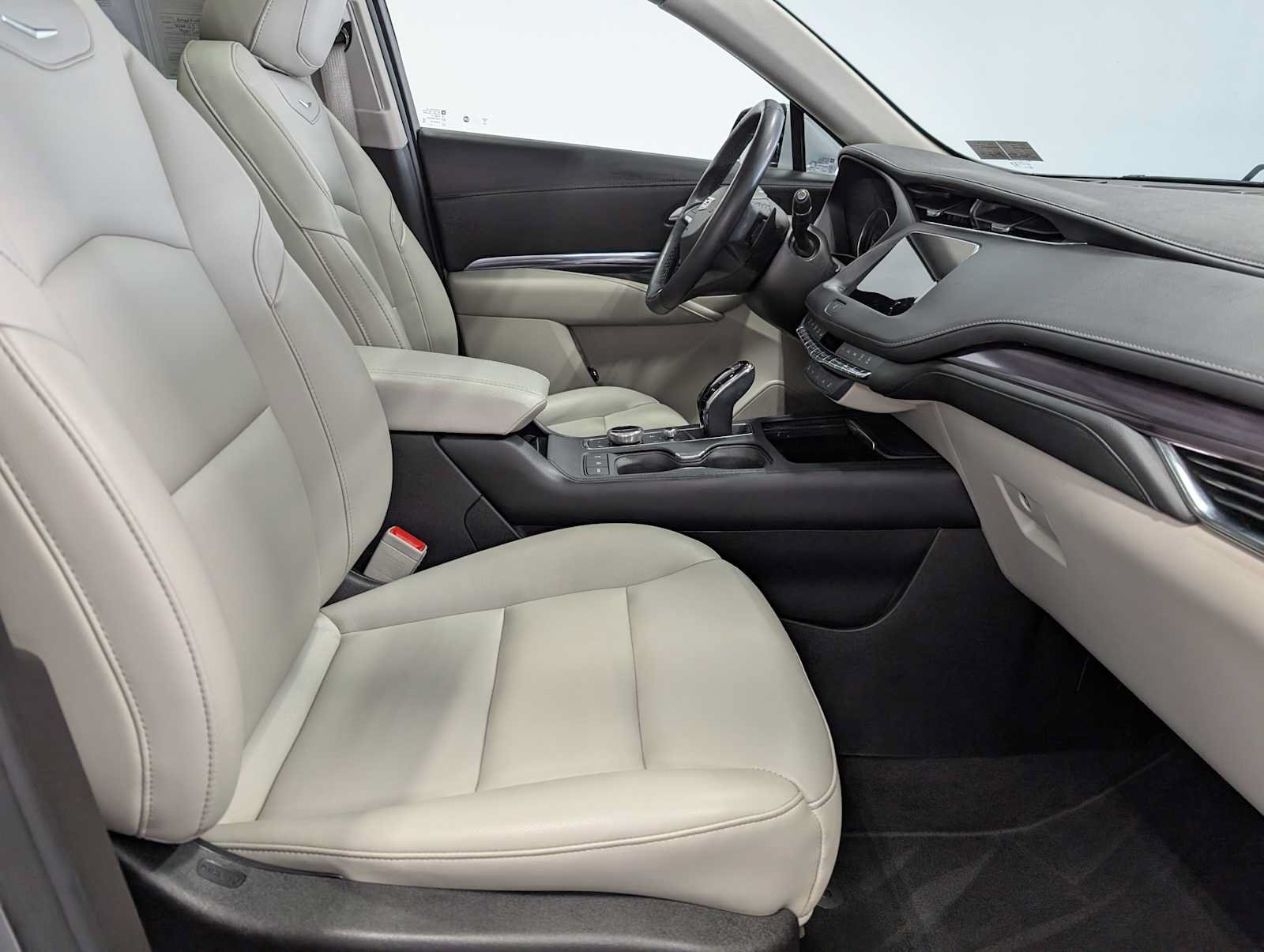 Used 2023 Cadillac XT4 Luxury w/ Cold Weather Package AWD/4WD image 42