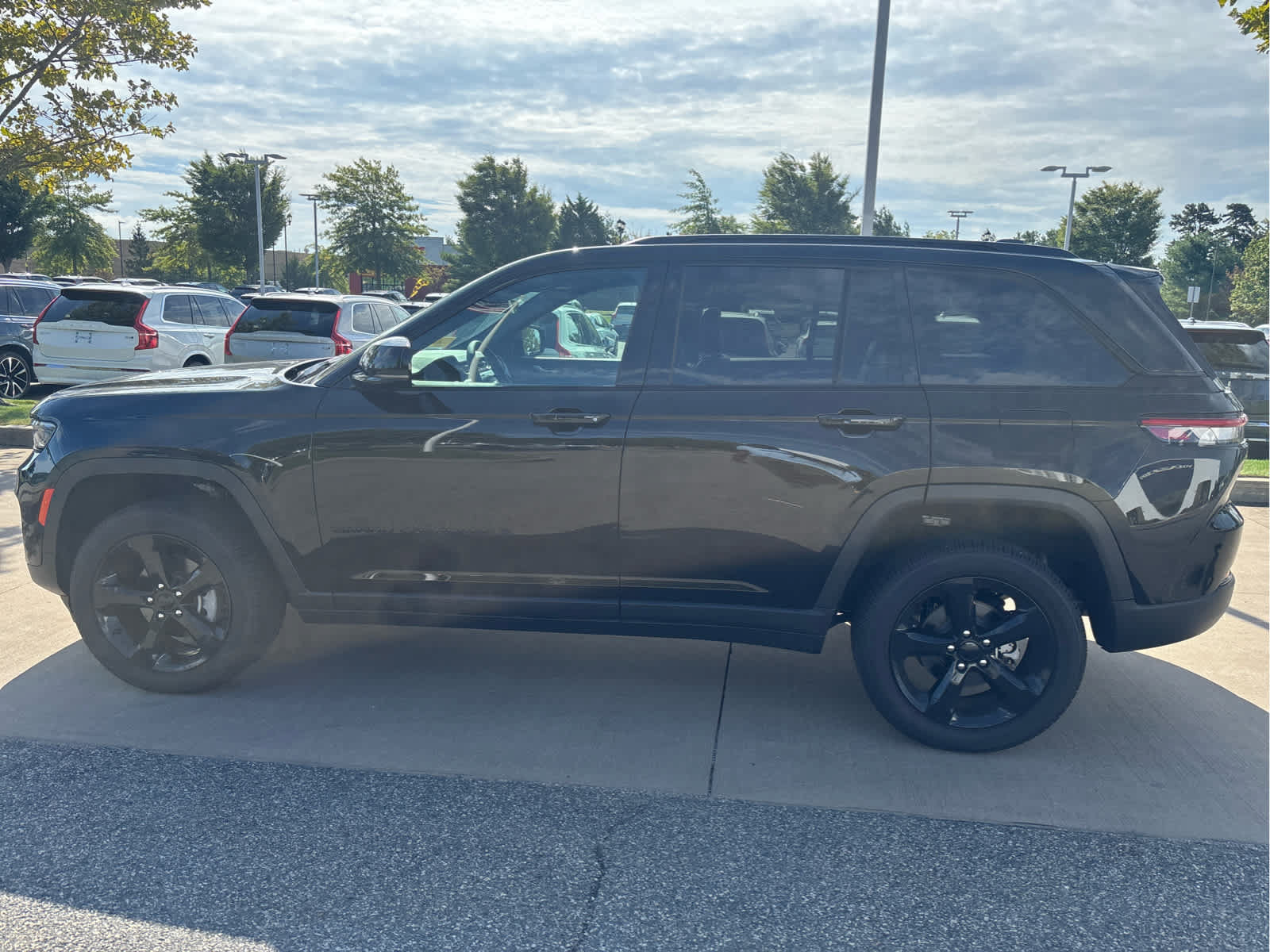 Used 2025 Jeep Grand Cherokee Altitude AWD/4WD image 6