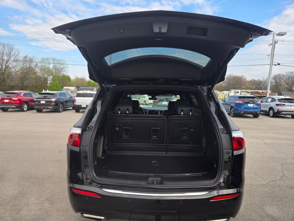 Used 2024 Buick Enclave Essence w/ Experience Buick Package FWD image 5