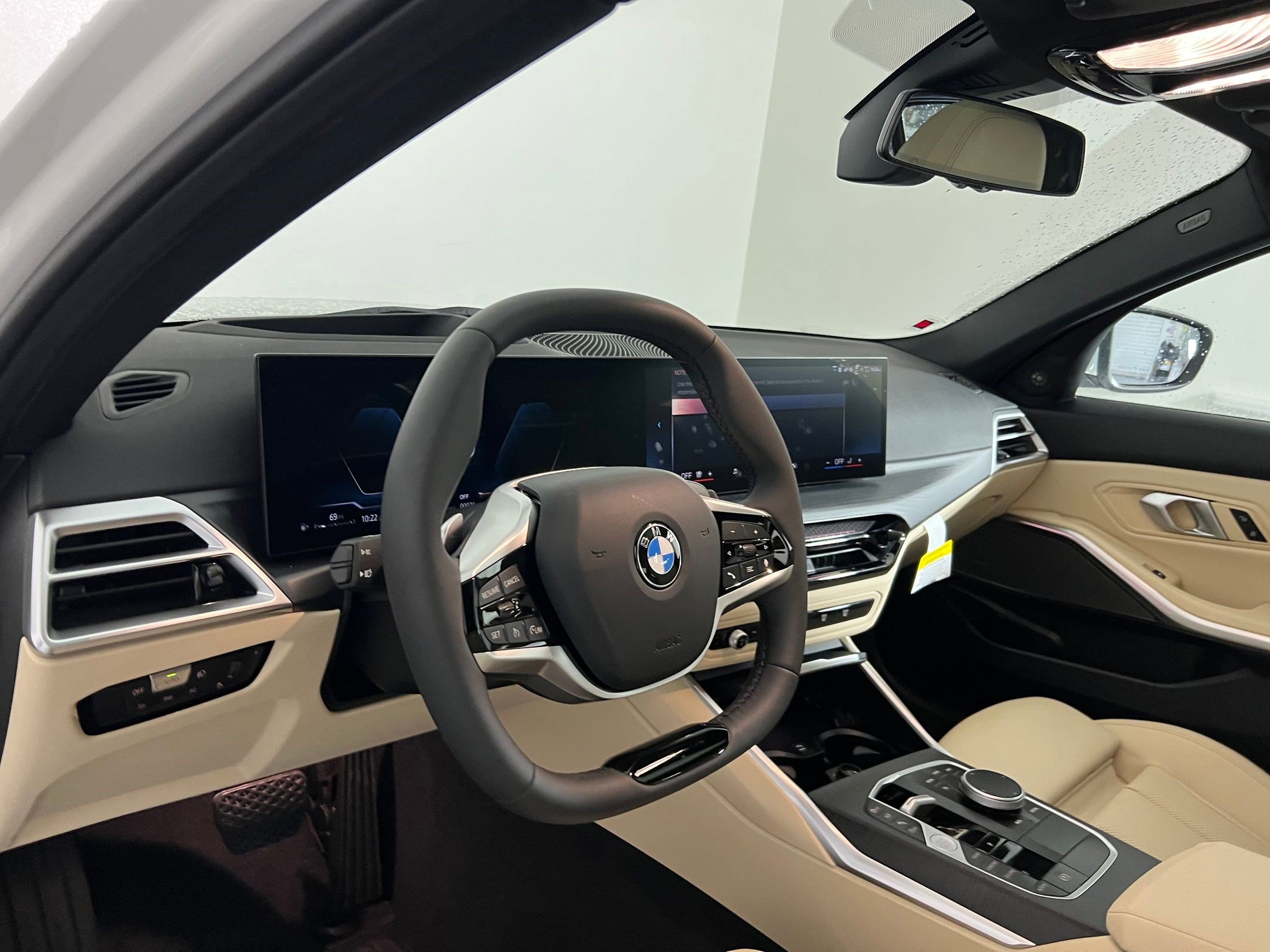 Used 2025 BMW 330i xDrive Sedan w/ Premium Package AWD/4WD image 4