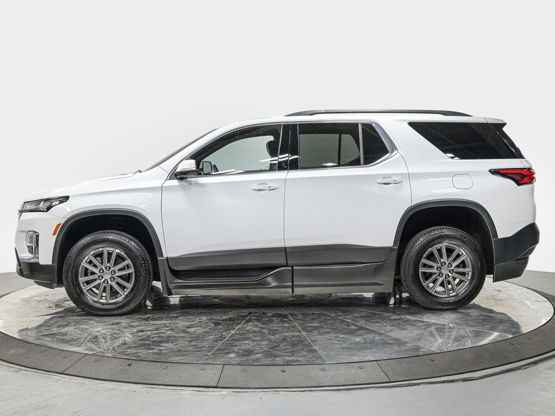 Used 2023 Chevrolet Traverse LT FWD image 2