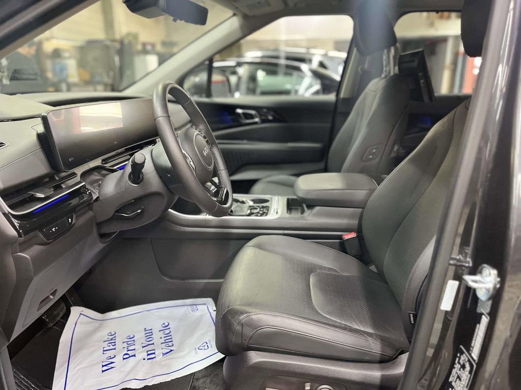 Used 2025 Kia Carnival SX Prestige image 15