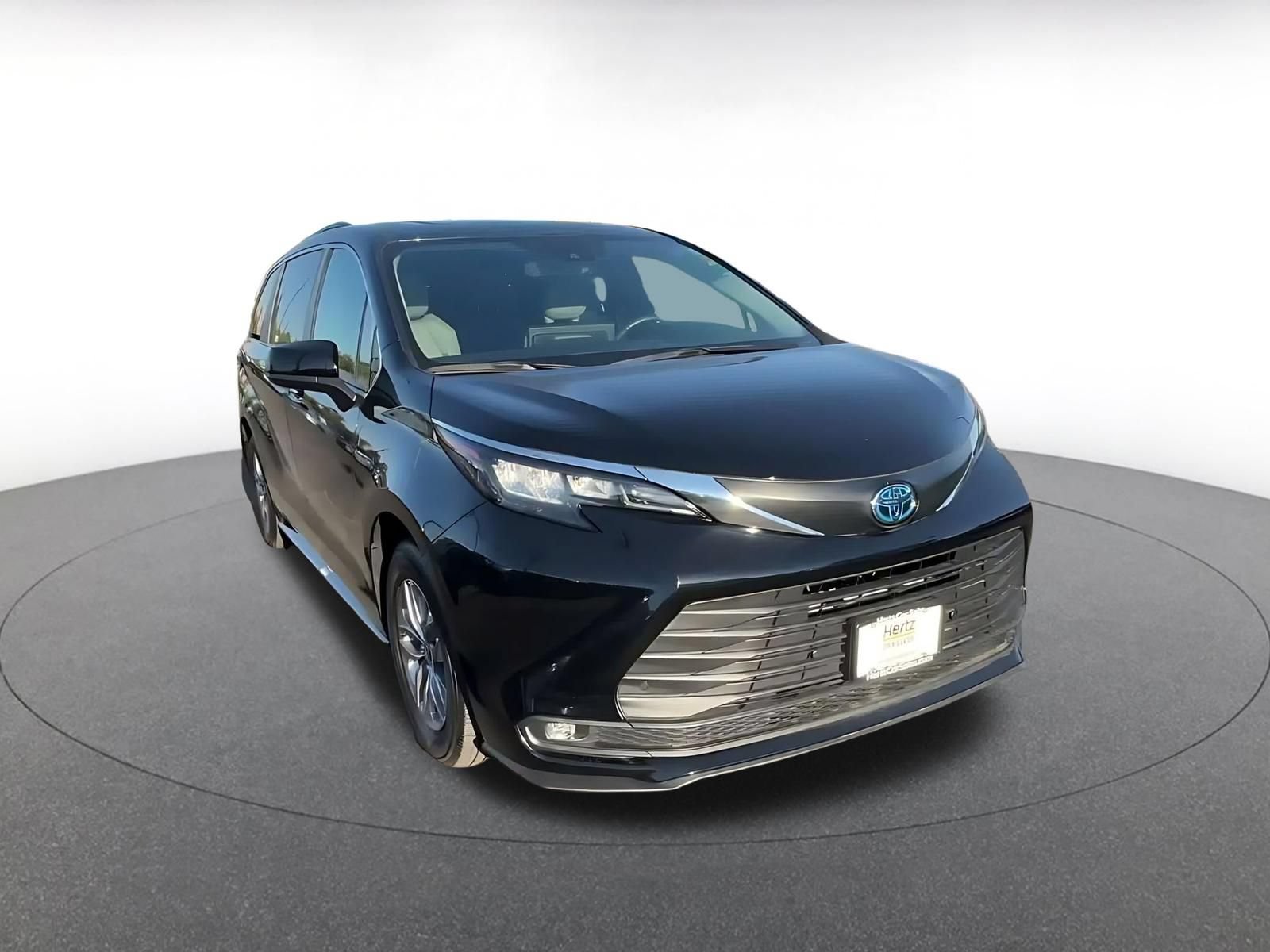 Used 2025 Toyota Sienna XLE FWD image 3