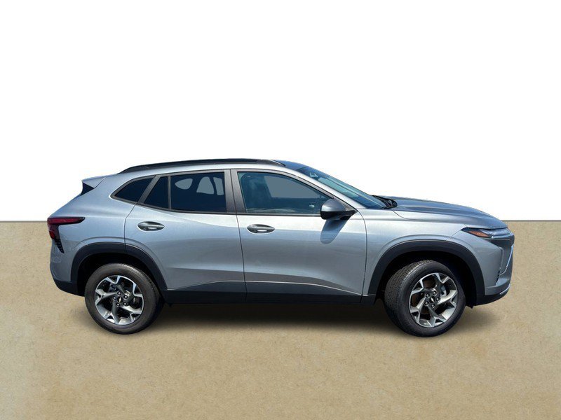 Used 2024 Chevrolet Trax LT w/ Driver Confidence Package FWD image 2