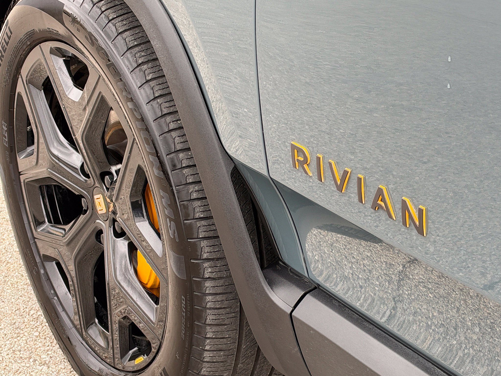 Used 2025 Rivian R1S Premium Dual AWD/4WD image 14