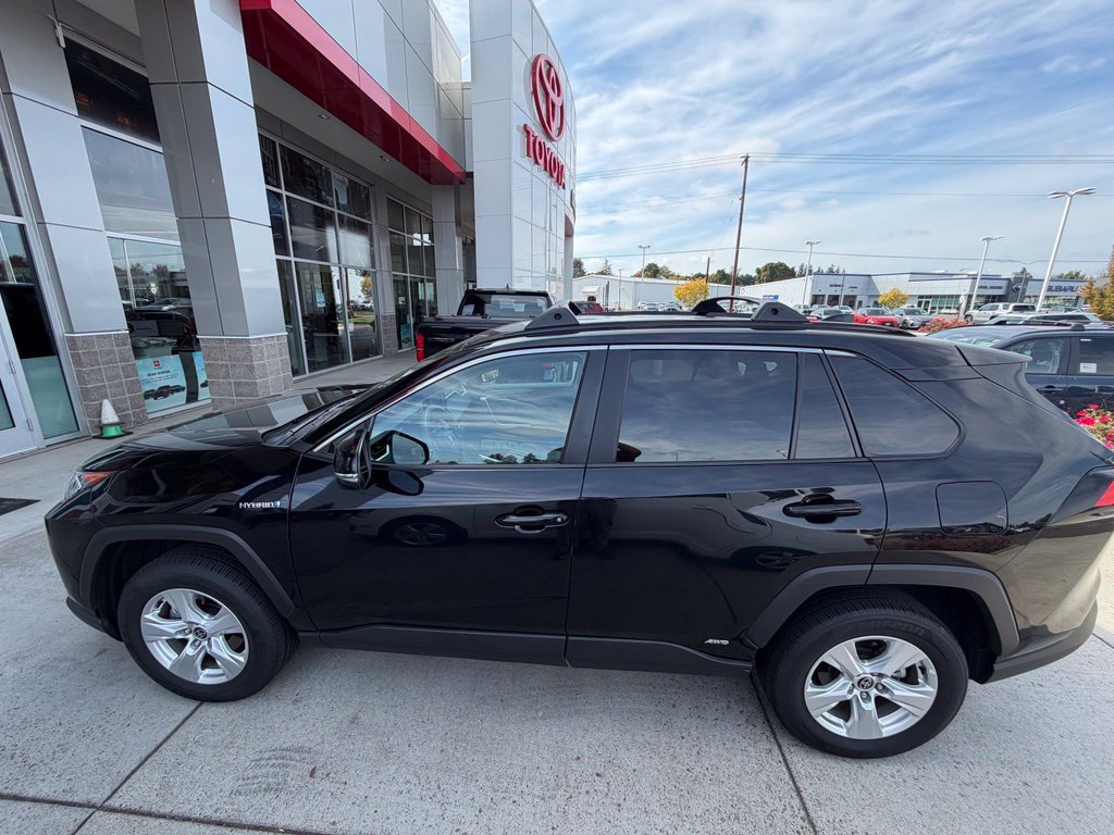 Used 2021 Toyota RAV4 XLE AWD/4WD image 3
