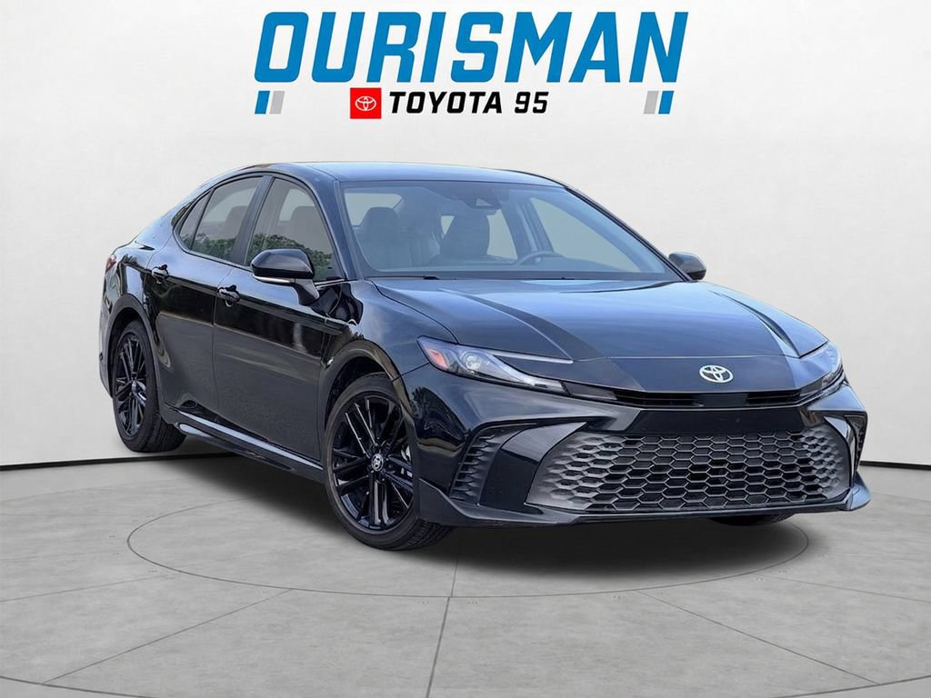 Used 2025 Toyota Camry SE FWD image 1
