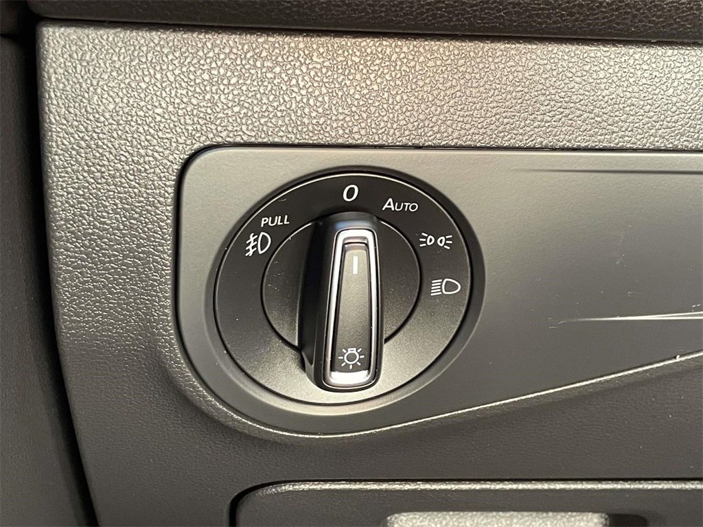 Used 2019 Volkswagen Tiguan SEL Premium image 11
