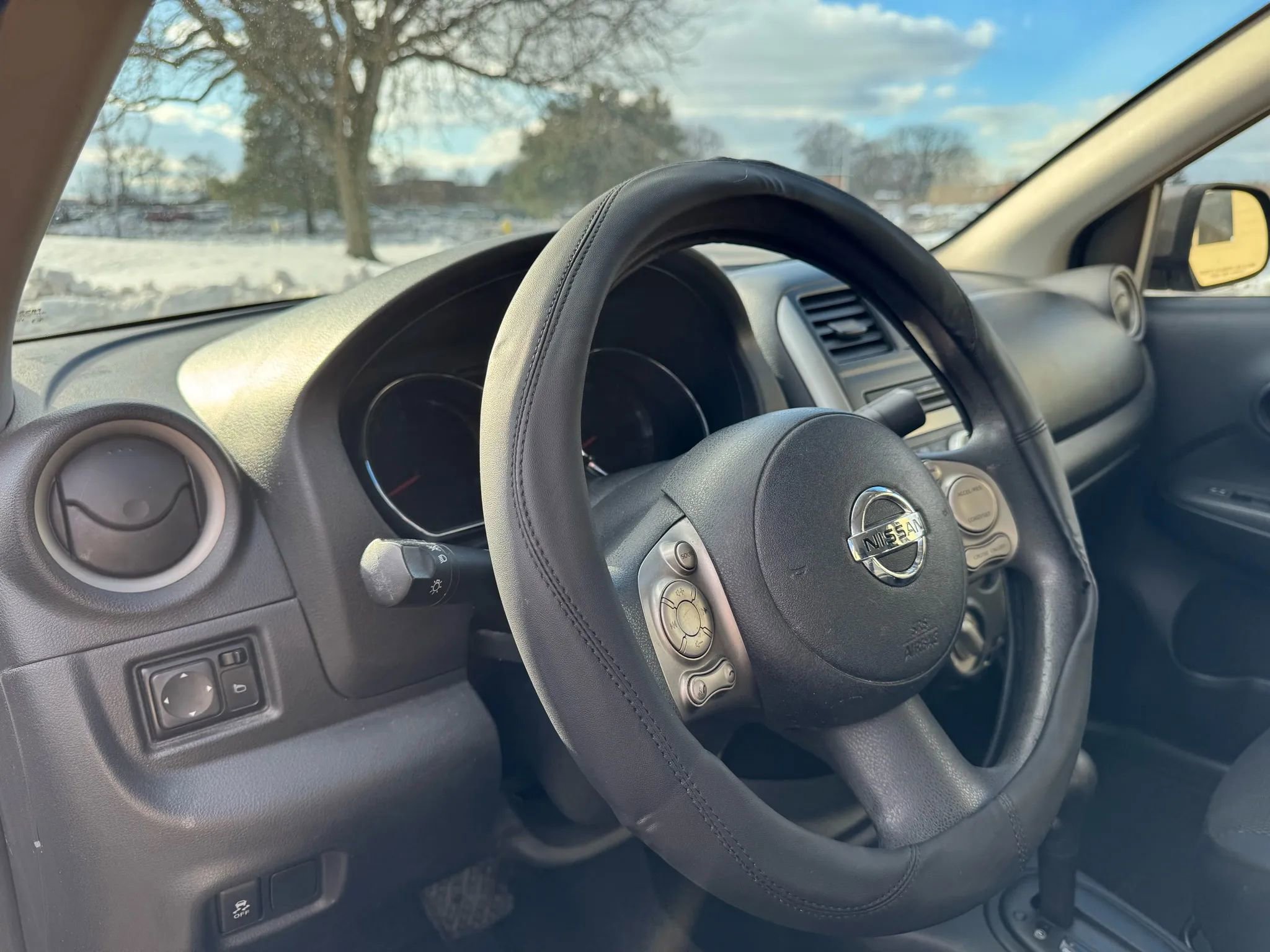 Used 2012 Nissan Versa SV w/ Convenience Pkg image 18