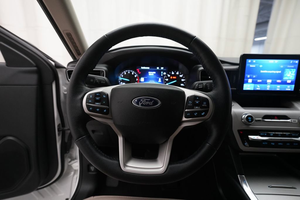 Used 2023 Ford Explorer XLT w/ Equipment Group 202A AWD/4WD image 4