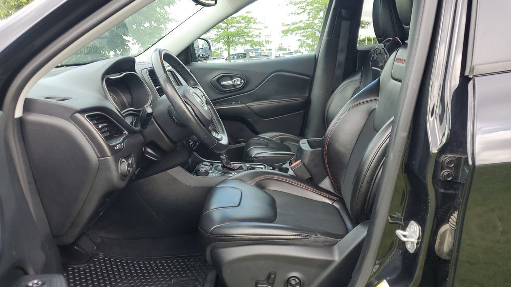 Used 2019 Jeep Cherokee Trailhawk w/ Cold Weather Group AWD/4WD image 7