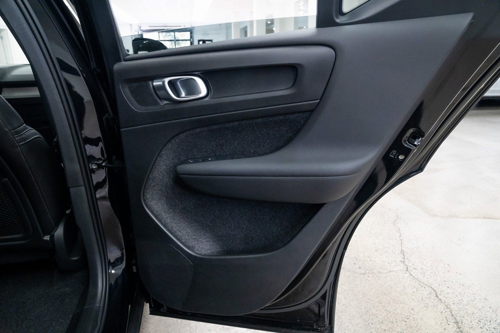 Used 2024 Volvo XC40 B5 Plus image 20